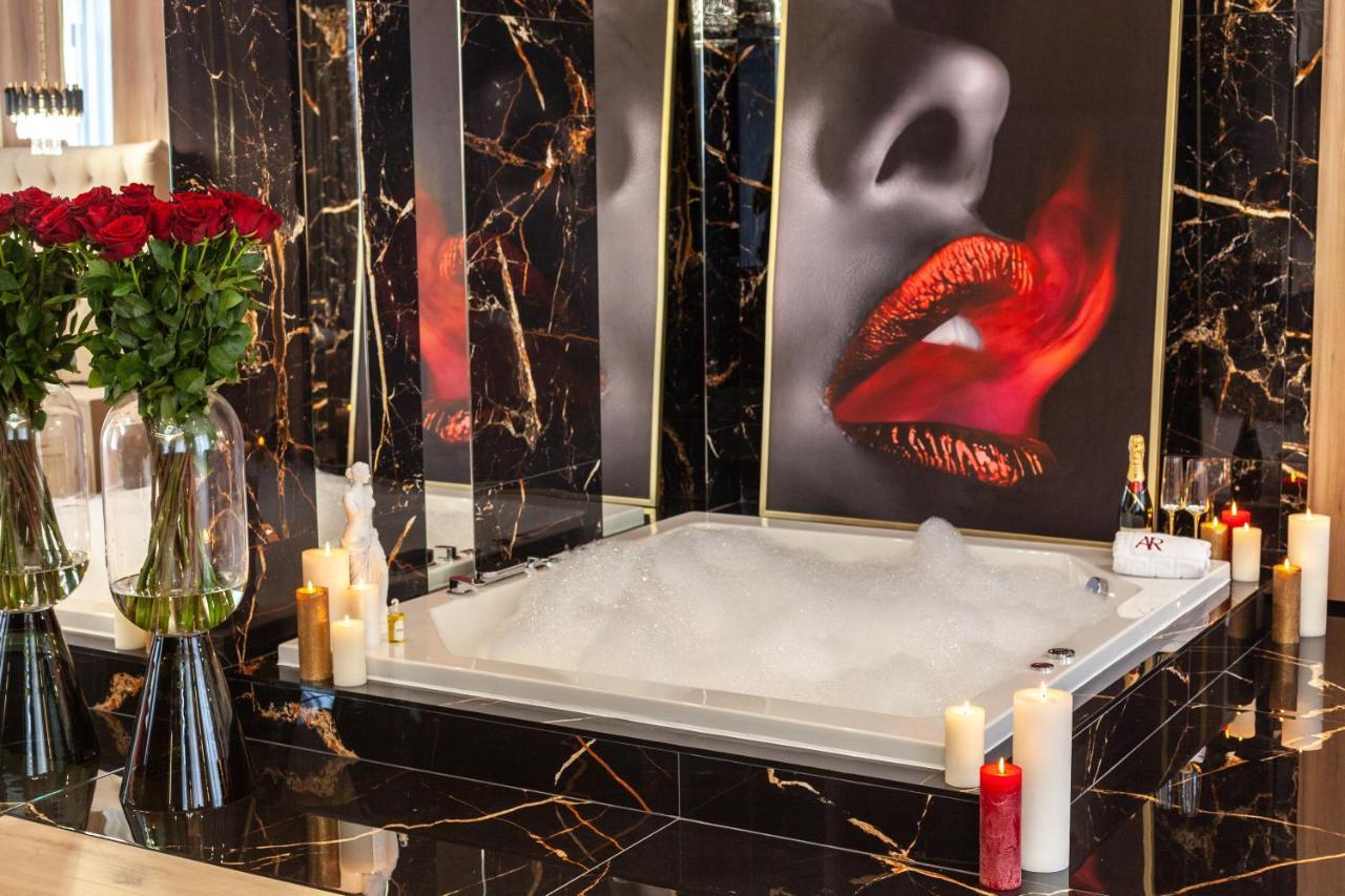 Aristo Jacuzzi Hotel Lviv Buitenkant foto