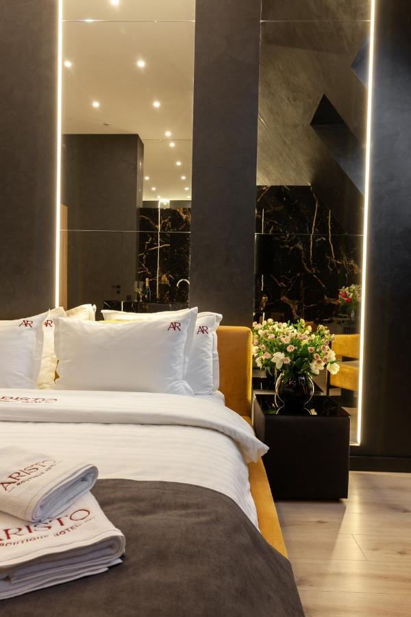 Aristo Jacuzzi Hotel Lviv Buitenkant foto