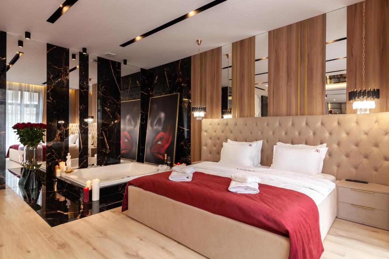 Aristo Jacuzzi Hotel Lviv Buitenkant foto