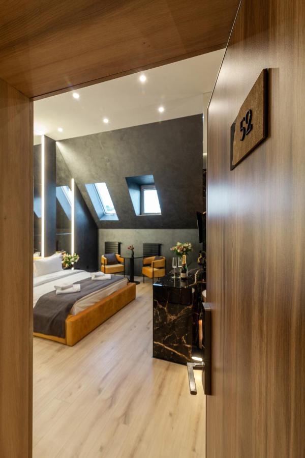 Aristo Jacuzzi Hotel Lviv Buitenkant foto