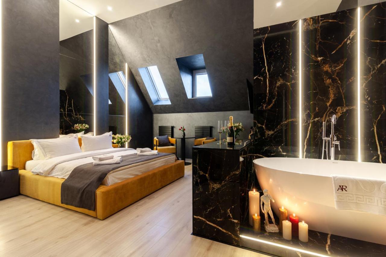 Aristo Jacuzzi Hotel Lviv Buitenkant foto