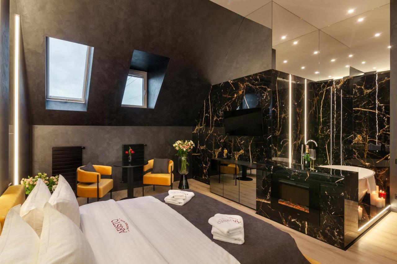 Aristo Jacuzzi Hotel Lviv Buitenkant foto