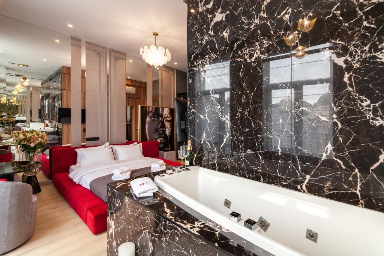 Aristo Jacuzzi Hotel Lviv Buitenkant foto