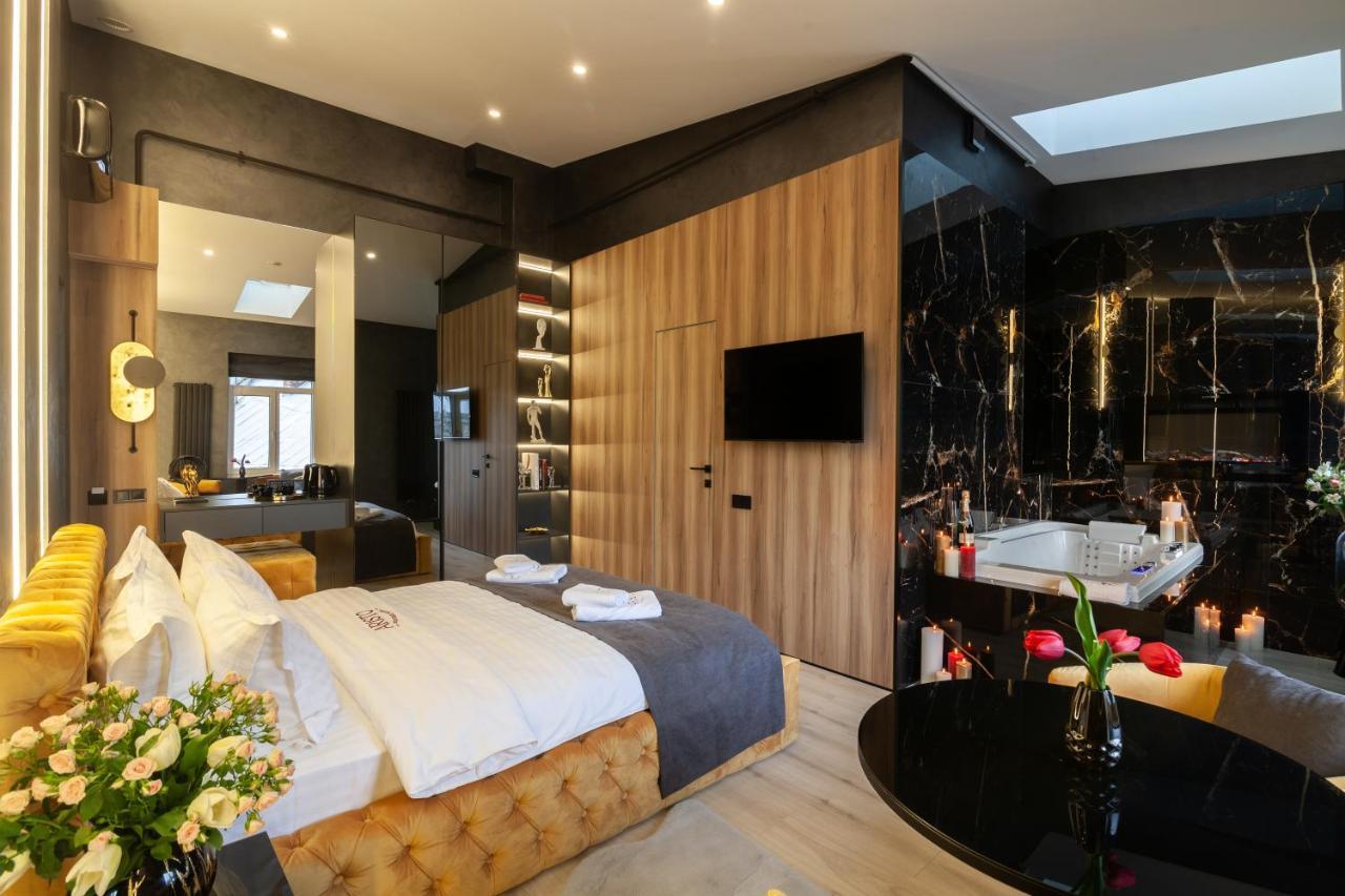 Aristo Jacuzzi Hotel Lviv Buitenkant foto