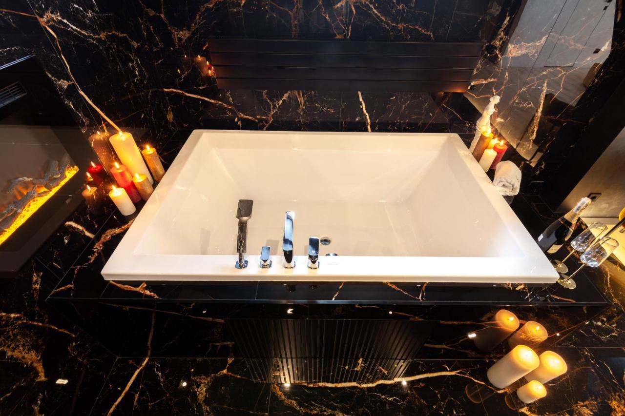 Aristo Jacuzzi Hotel Lviv Buitenkant foto