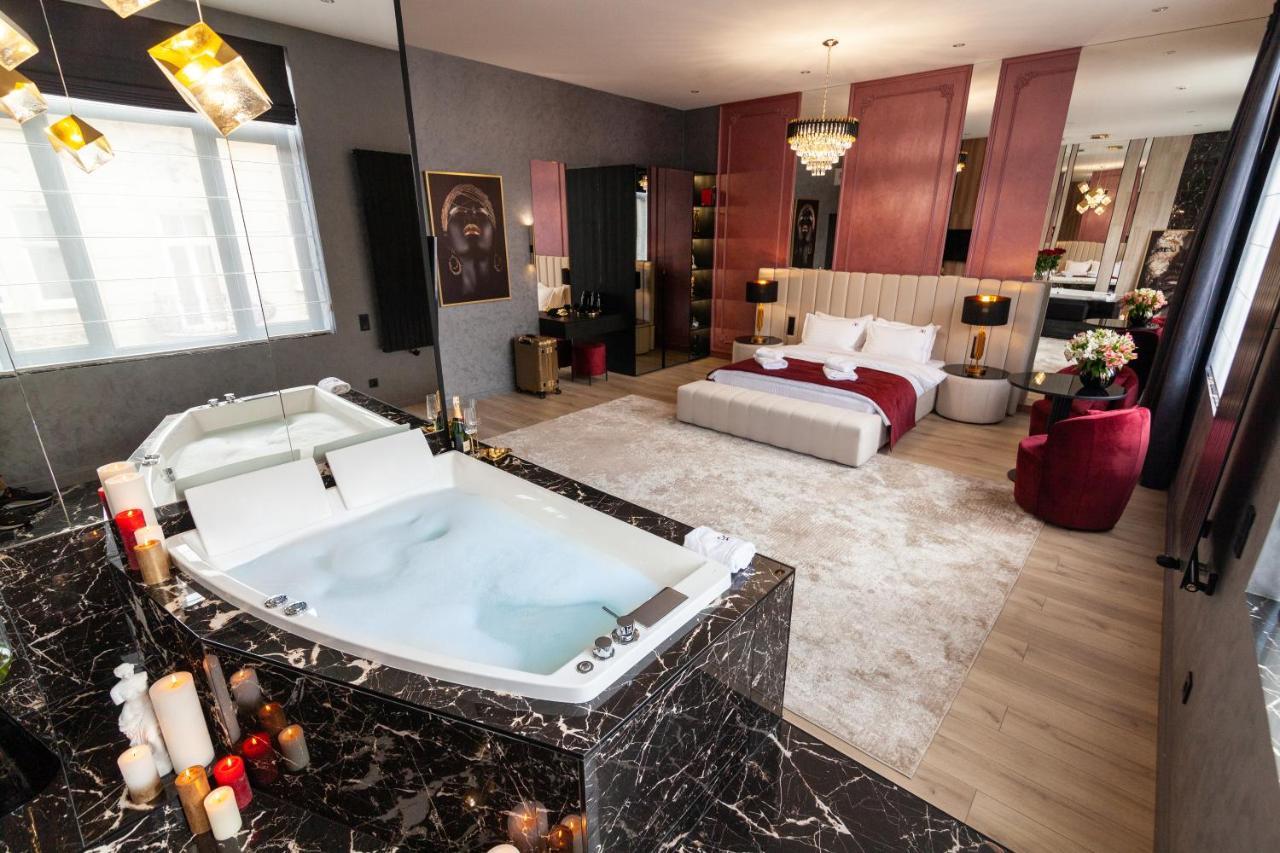Aristo Jacuzzi Hotel Lviv Buitenkant foto
