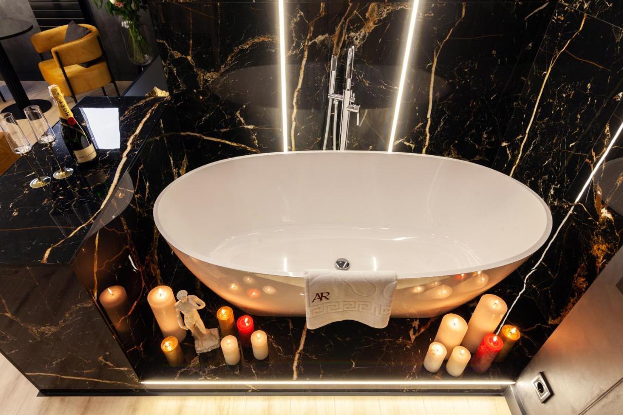 Aristo Jacuzzi Hotel Lviv Buitenkant foto