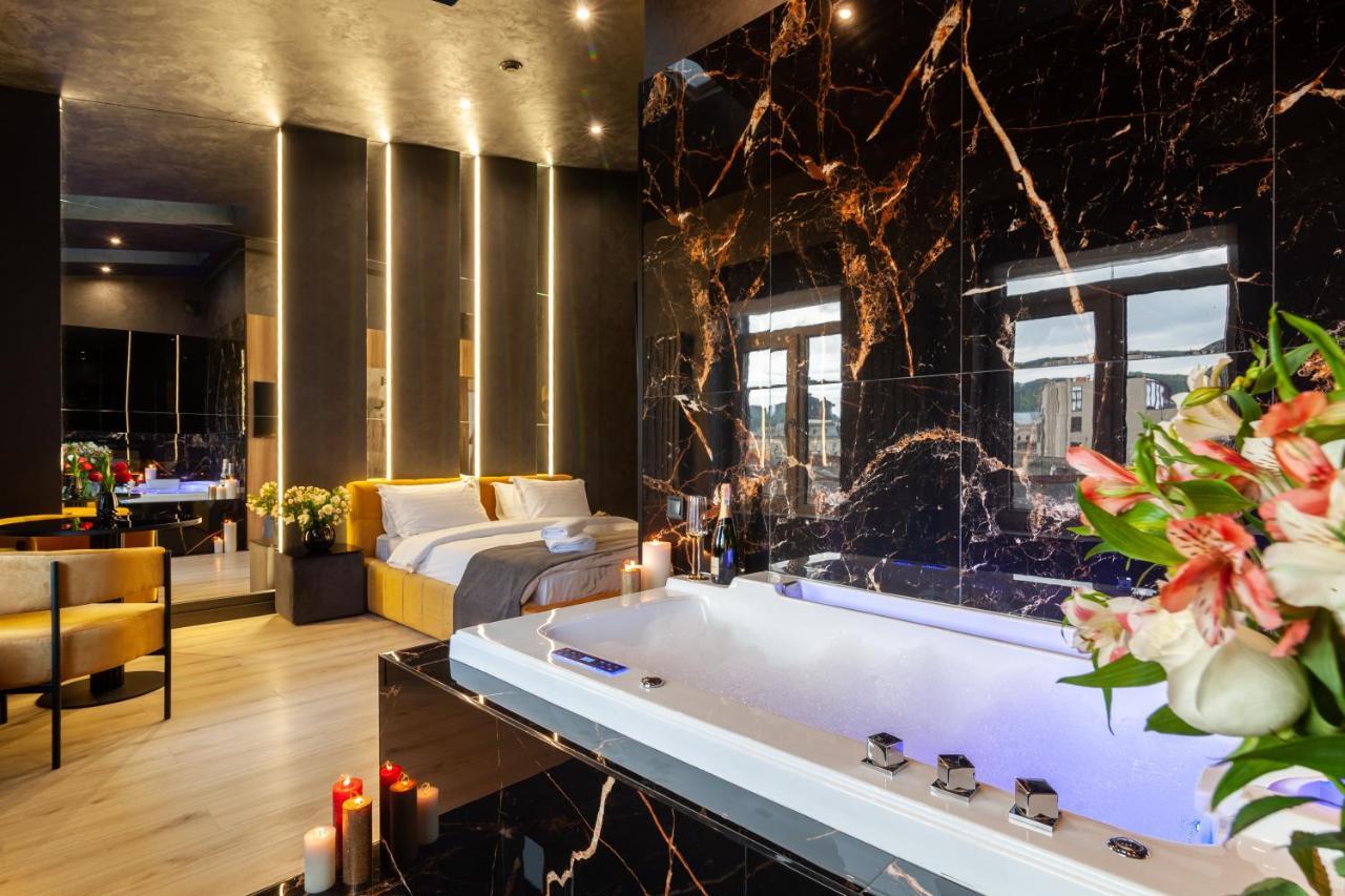 Aristo Jacuzzi Hotel Lviv Buitenkant foto