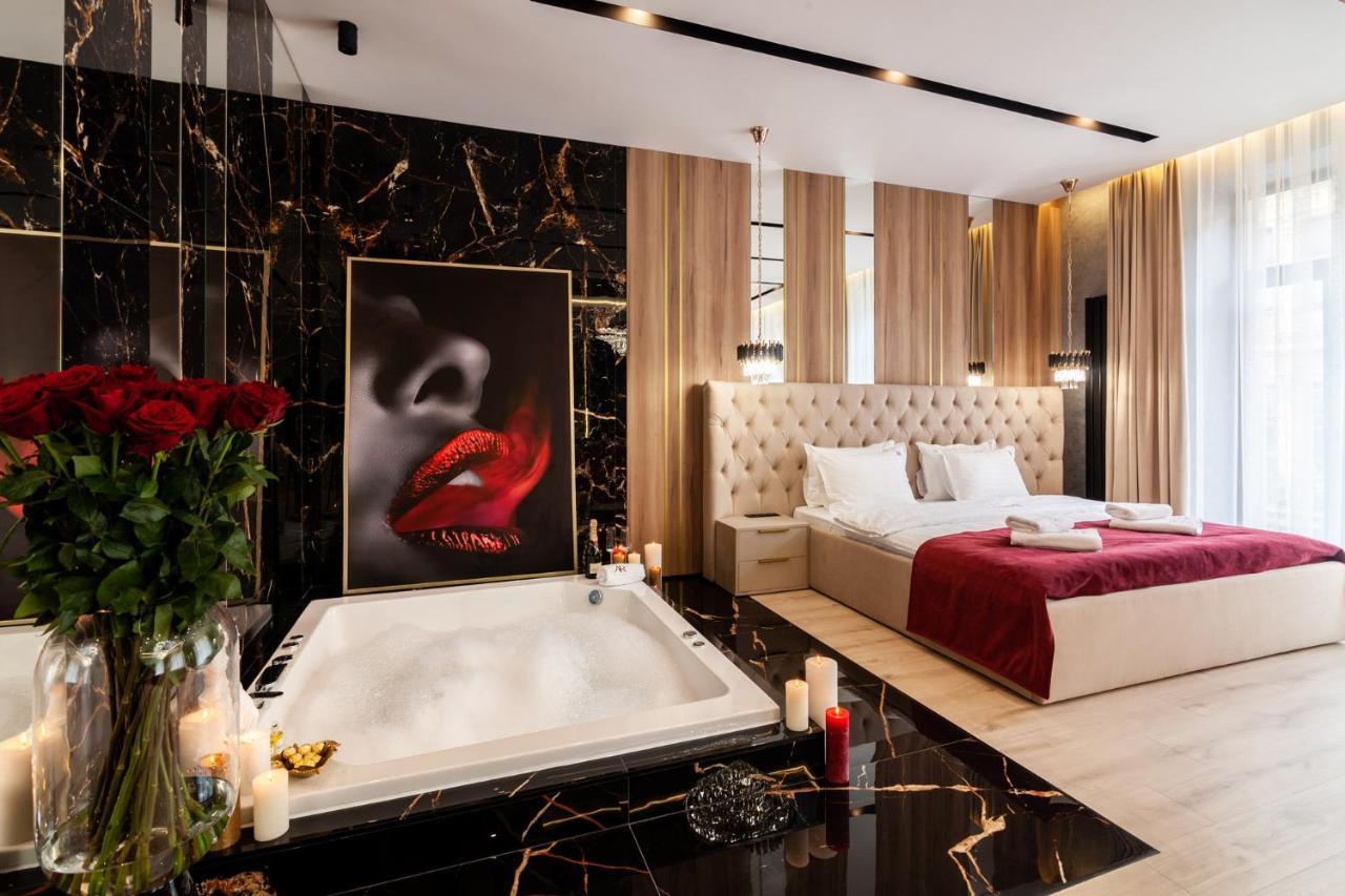 Aristo Jacuzzi Hotel Lviv Buitenkant foto