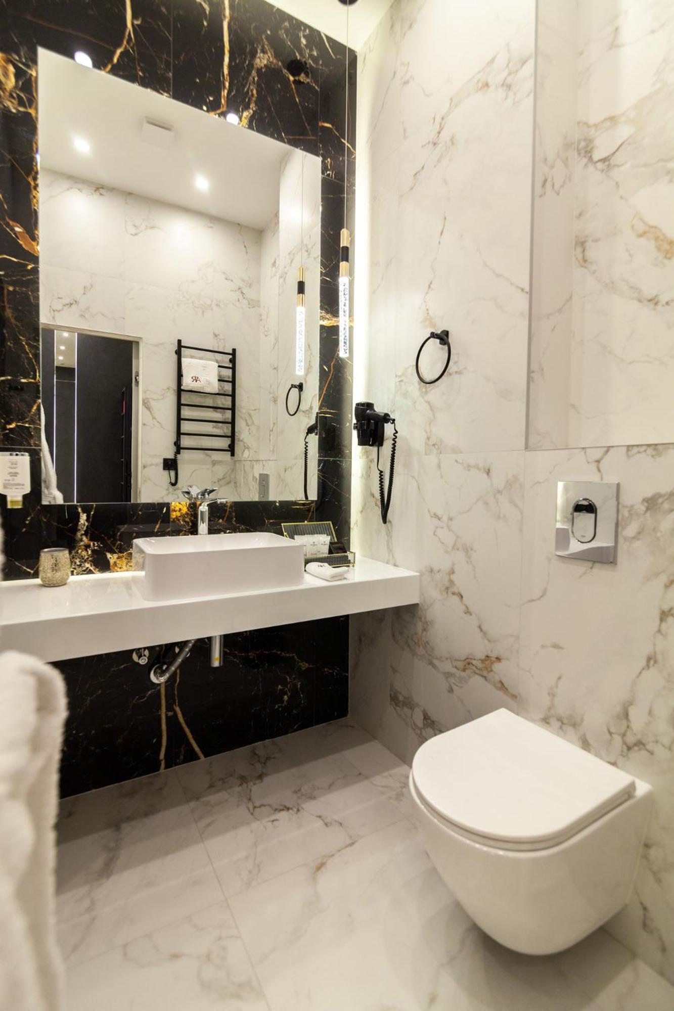 Aristo Jacuzzi Hotel Lviv Buitenkant foto