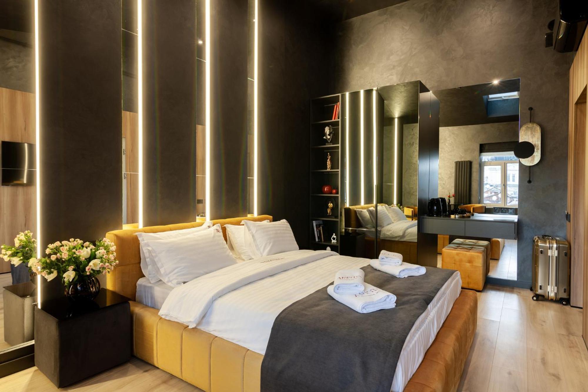 Aristo Jacuzzi Hotel Lviv Buitenkant foto