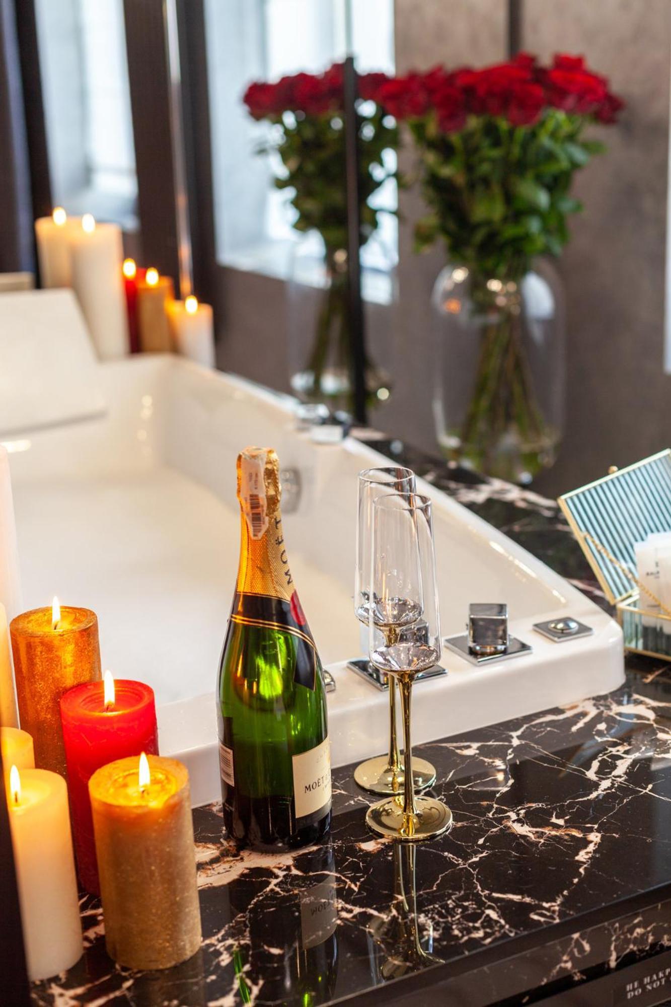 Aristo Jacuzzi Hotel Lviv Buitenkant foto