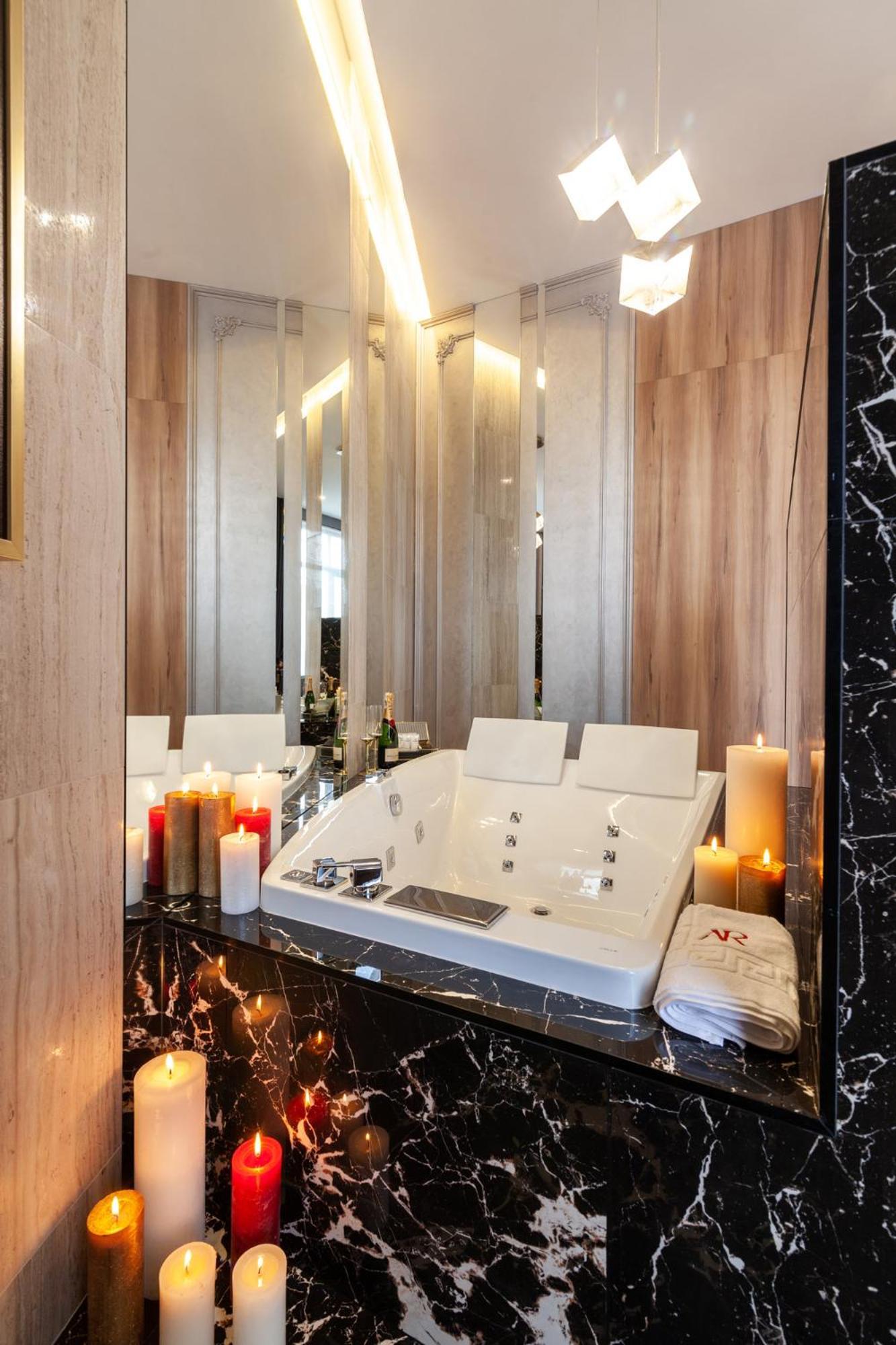 Aristo Jacuzzi Hotel Lviv Buitenkant foto