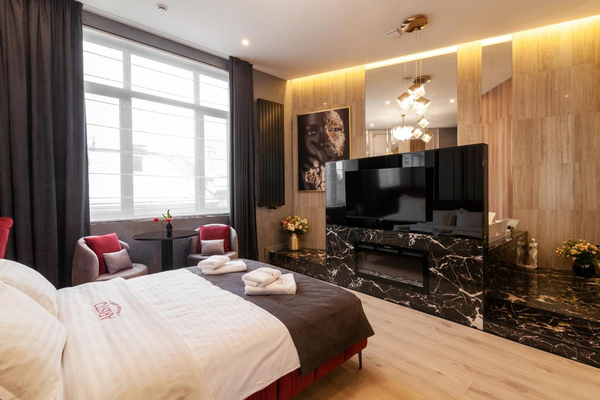 Aristo Jacuzzi Hotel Lviv Buitenkant foto