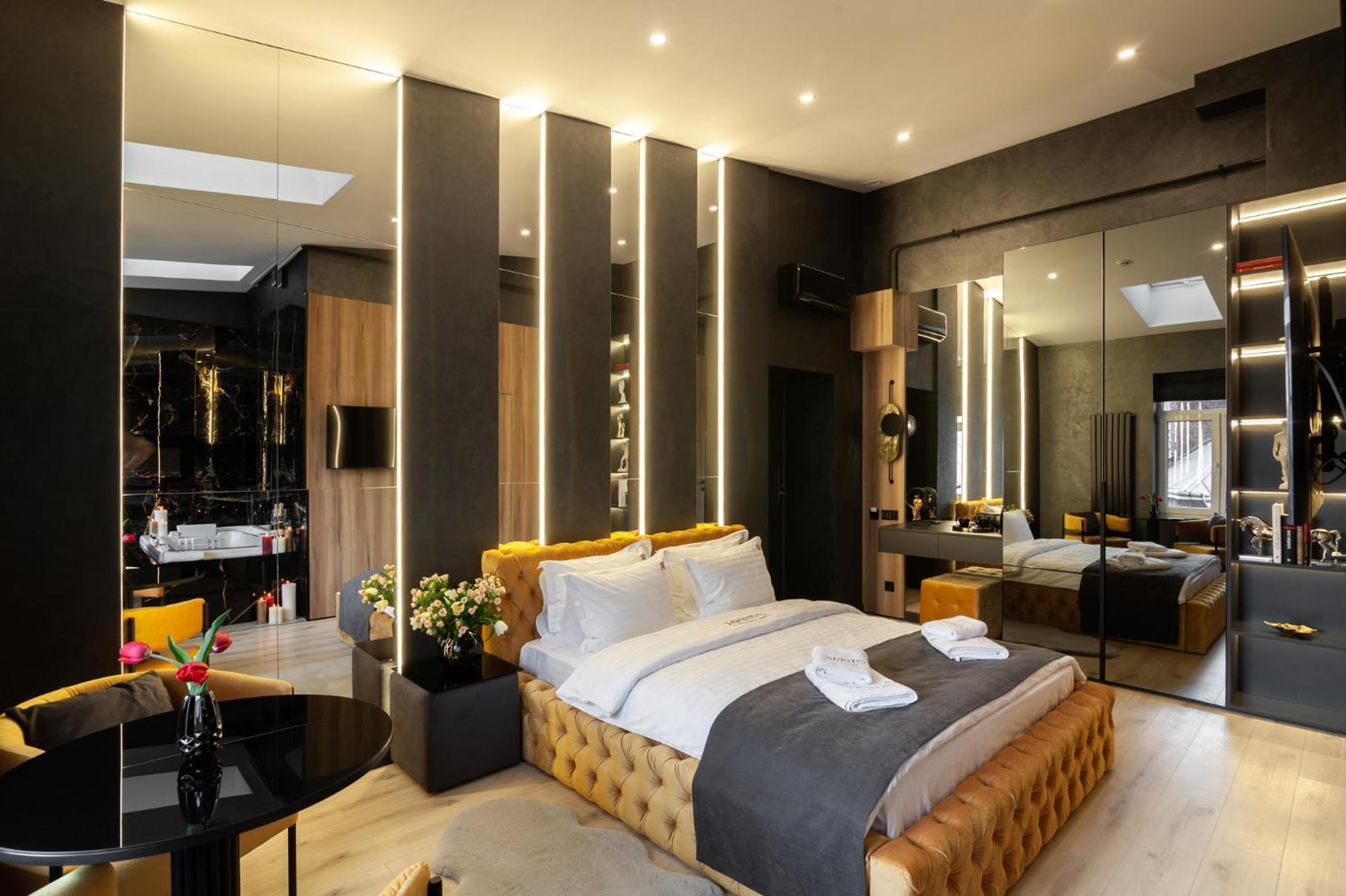 Aristo Jacuzzi Hotel Lviv Buitenkant foto