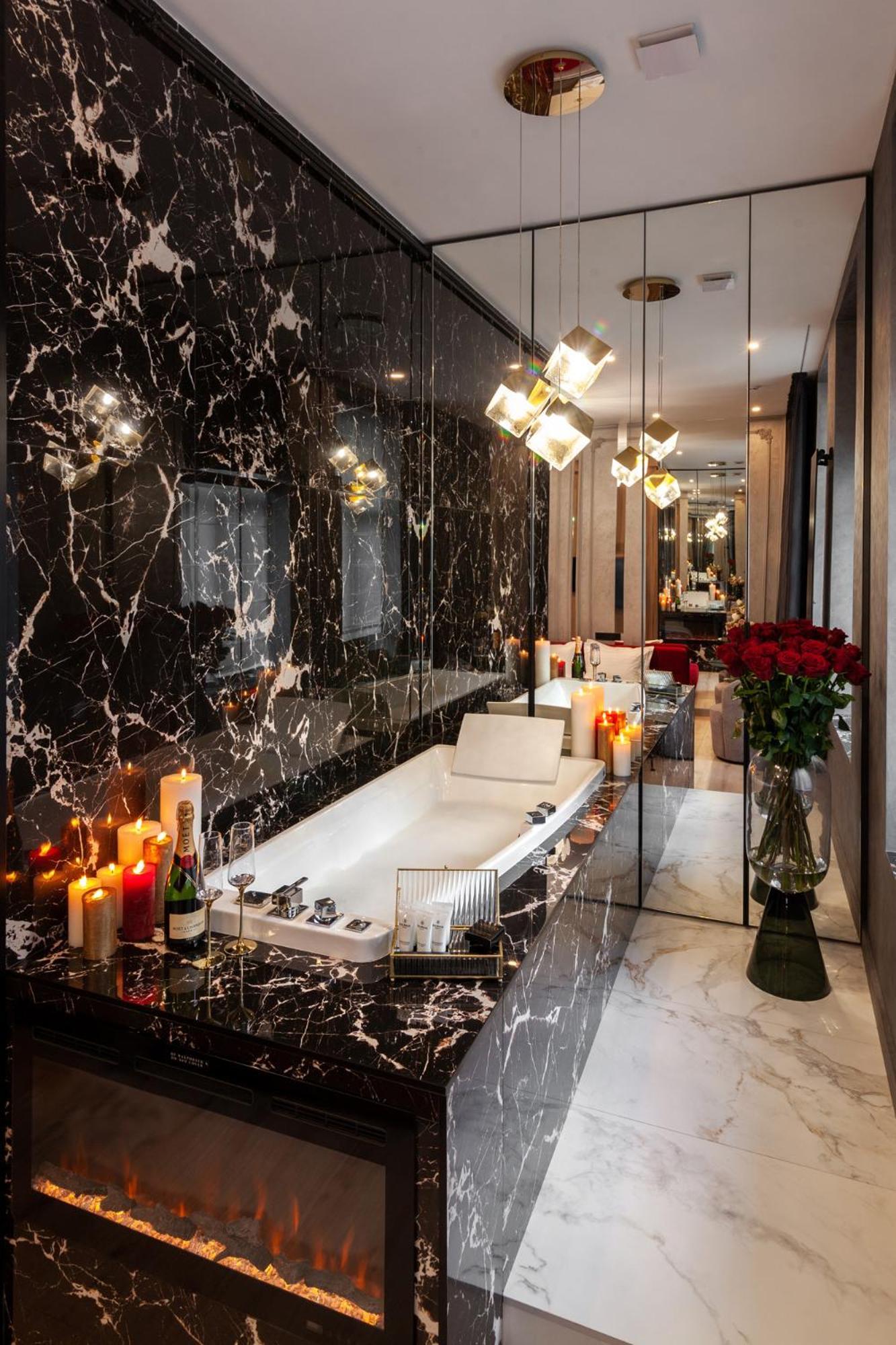 Aristo Jacuzzi Hotel Lviv Buitenkant foto