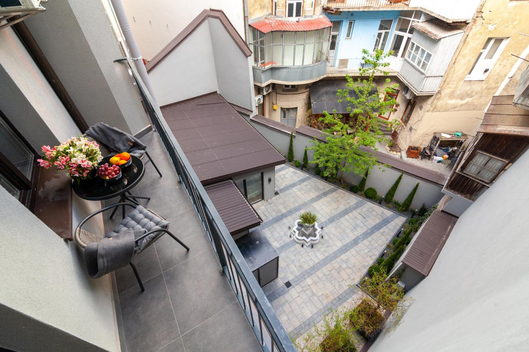 Aristo Jacuzzi Hotel Lviv Buitenkant foto