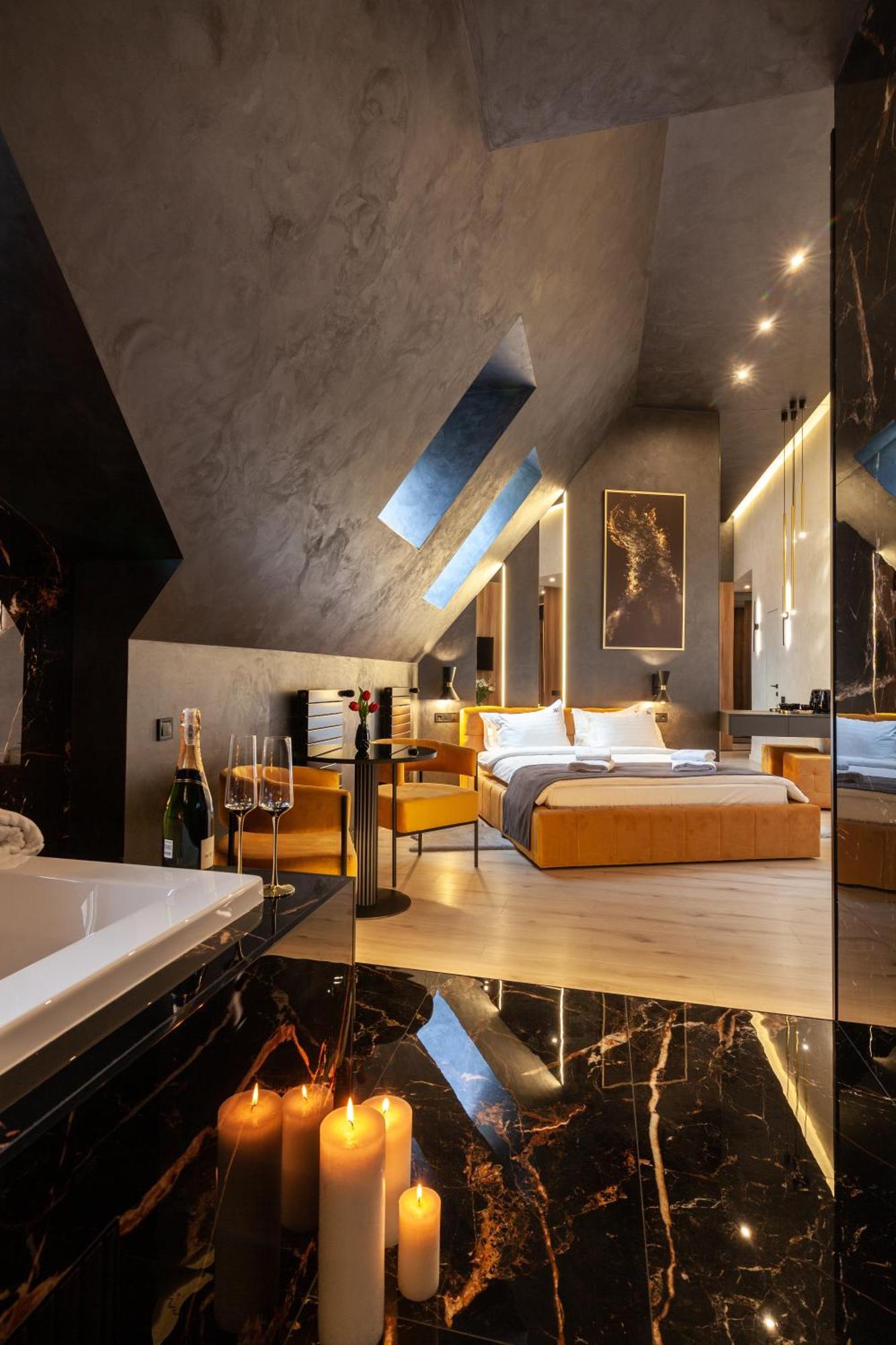 Aristo Jacuzzi Hotel Lviv Buitenkant foto