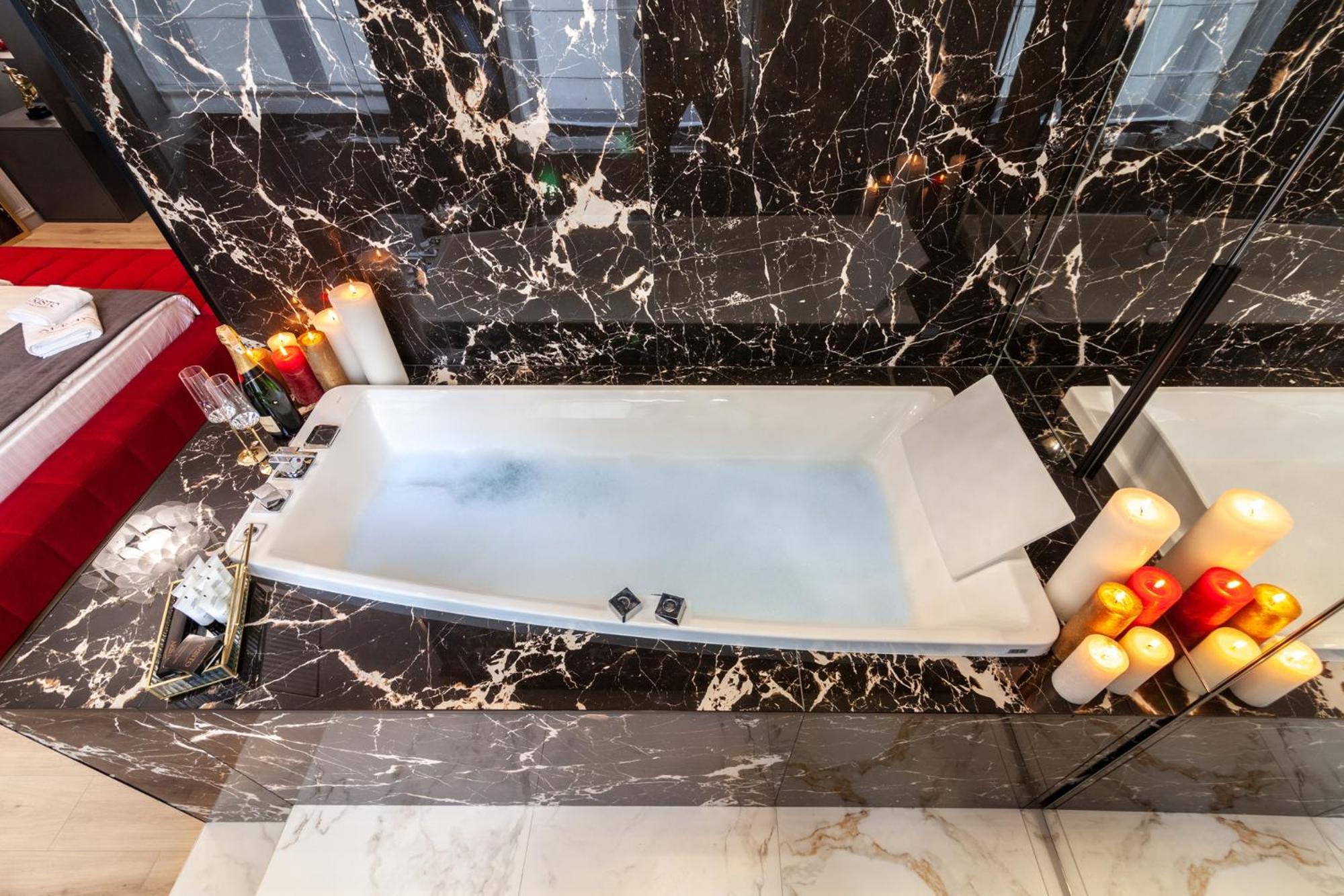 Aristo Jacuzzi Hotel Lviv Buitenkant foto