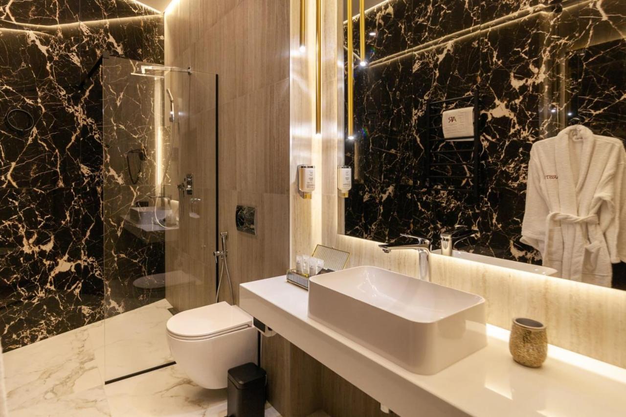 Aristo Jacuzzi Hotel Lviv Buitenkant foto