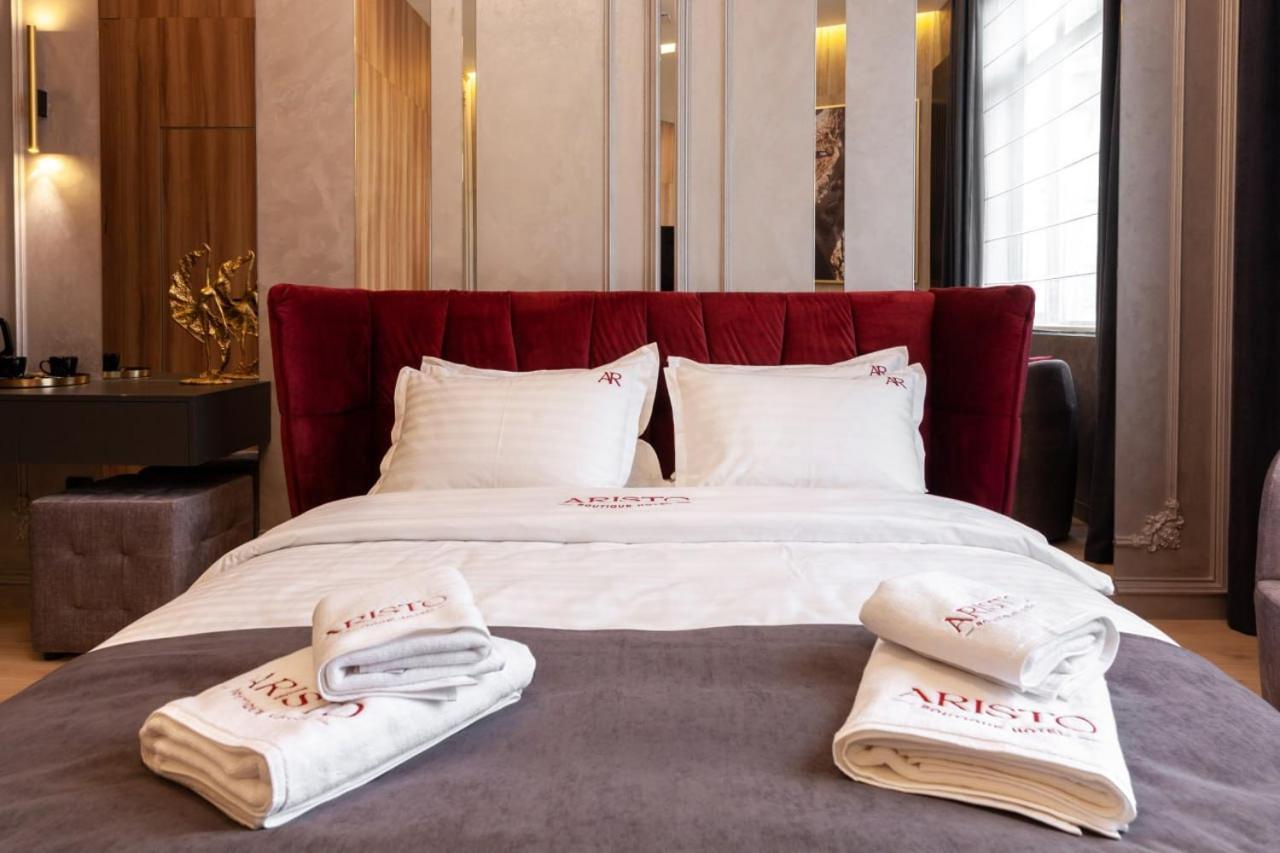 Aristo Jacuzzi Hotel Lviv Buitenkant foto