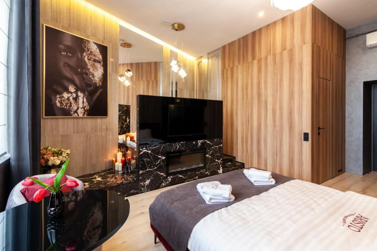 Aristo Jacuzzi Hotel Lviv Buitenkant foto