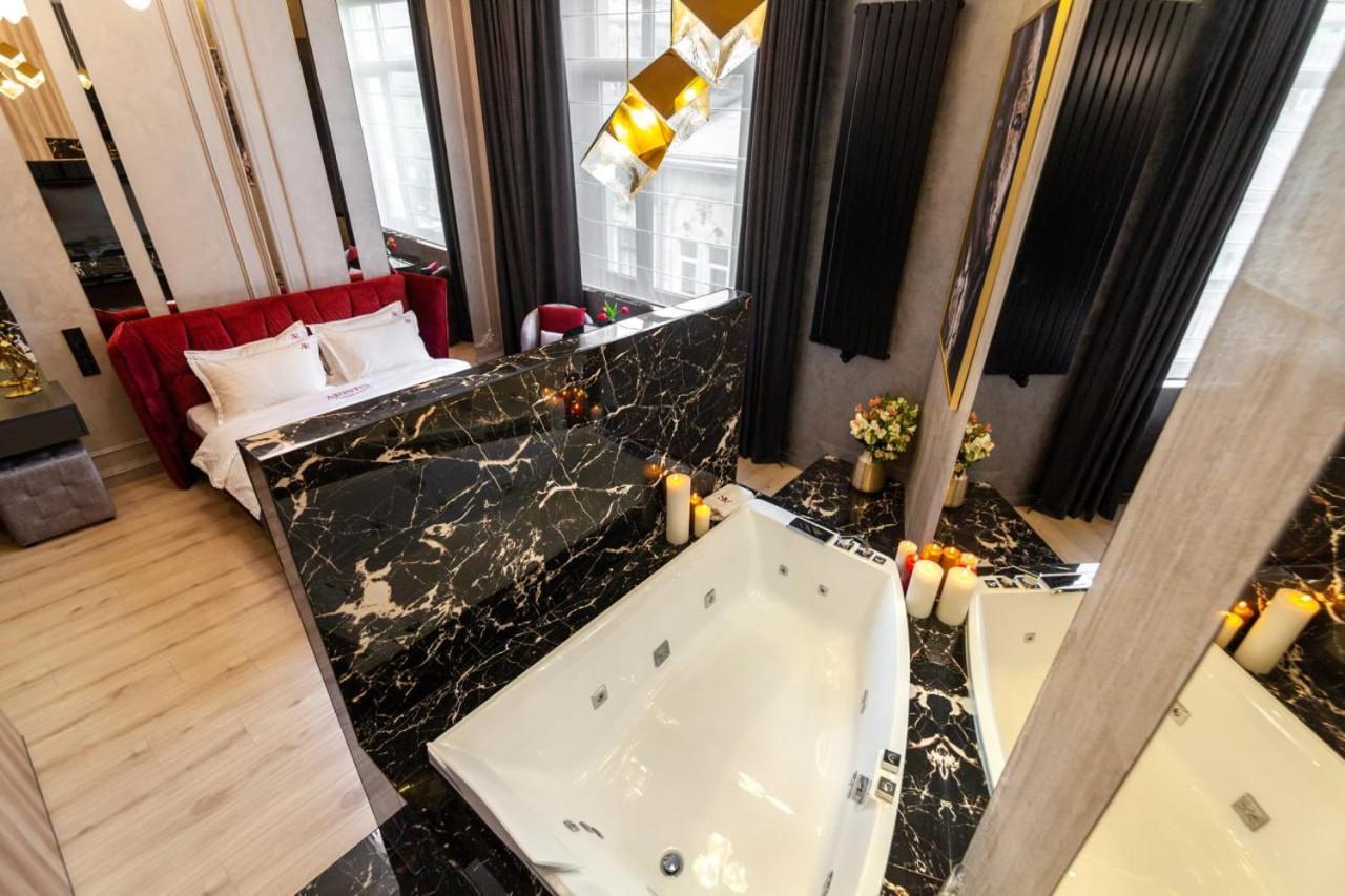 Aristo Jacuzzi Hotel Lviv Buitenkant foto